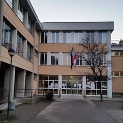 Scuola Pubblica Marie Curie - Ingresso con ampio giardino e con campo da mini basket