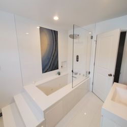 Nulook Glass - Single swing glass partitions for tub give modern look