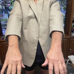 Braxton's Cleaners - My favorite suit, my arm have grown so long. Don't take your clothes to this company