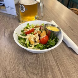 Schnitzel House - Salat und Bier