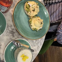 Bill's - Avocado Eggs Benedict