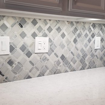 Prime Time Backsplash - White carrara marble mosaic with pencil trim - Tiling Near Me