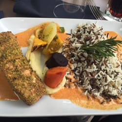 Saumon croute pistache riz sauvage sauce chorizo