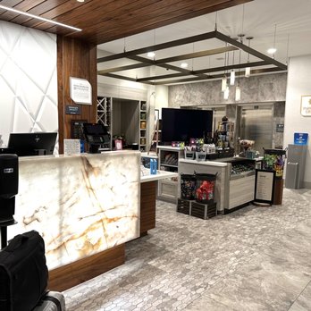Hilton Garden Inn Wilsonville Portland - Reception desk and store - Hotels Near Me - Wilsonville, Oregon