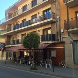 La Granja - Fachada del restaurante. Está en la calle principal (carretera principal) del pueblo