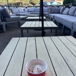 Froyo Maya Frozen Yogurt & Sweet’s - Good spot outside