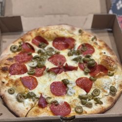 D'Villas - This is a custom 10" white pizza - cooked perfectly the way I like it. Loads of Mozzarella Cheese, Pepperonis and green olives!!!
