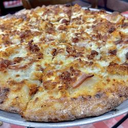 Duck's Pizza - Chicken Alfredo Pizza with added garlic sauce.