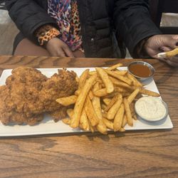 State & Main Kitchen And Bar - Chicken Tenders + Fries