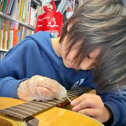 Brooklyn Music House - Instrument Repairs_Student helper