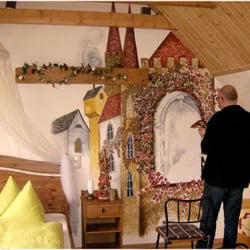Gästezimmer  am Märchenbrunnen - Unser Hauskünstler ist wieder am malen. Bald sind die vielen Rosen um das Schloß fertig gemalt.
