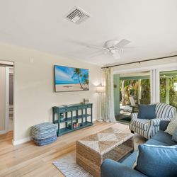 Driftwood Inn - Living Area