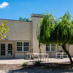 River Oaks Treatment Center - Outdoor sitting area