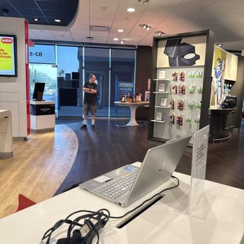 Verizon - Inside store - Mobile Phones Near Me - La Mesa, California