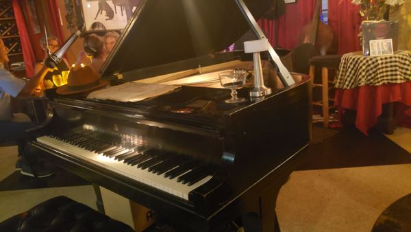 Carli‘s Fine Bistro and Piano by null
