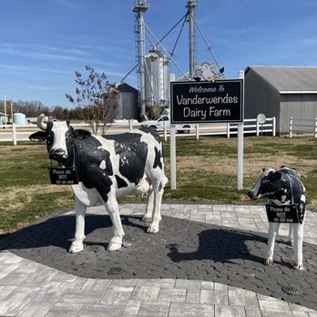 Vanderwende's - Now cow patties but a nice paver patio overlooking the farm - Ice Cream & Frozen Yogurt Near Me - Bridgeville, Delaware