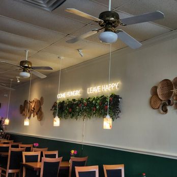 Ra-Moon - Sign "come hungry leave happy" - Thai Near Me - Orange Park, Florida