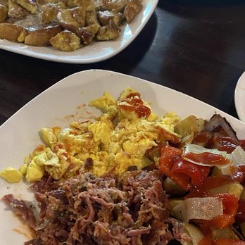 The Scratch Room - French Toast, corned beef hash, eggs, and potatoes - Breakfast & Brunch Near Me - Anaheim, California The Scratch Room - French Toast, corned beef hash, eggs, and potatoes - Breakfast & Brunch Near Me - Anaheim, California