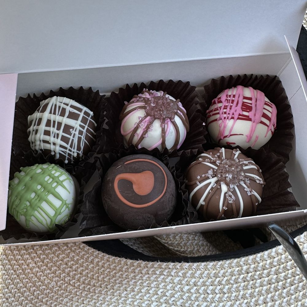 Simply Sweet By Margarete Bakery/chocolates Logo