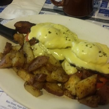 Meldgie's Rivers Edge Cafe - Guacamole tomato and jalapeno bacon eggs benedict - Coffee & Tea Near Me - Wakefield, Rhode Island