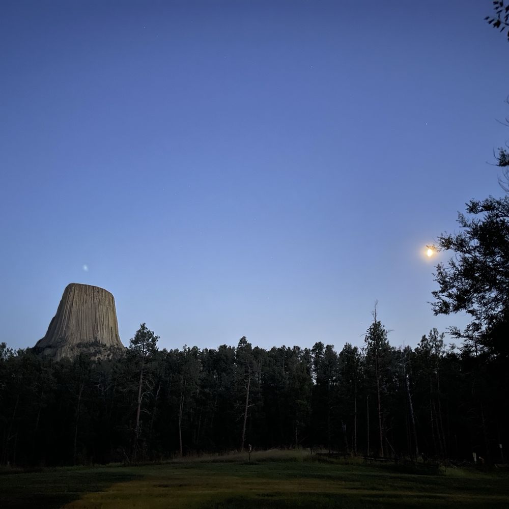 Devils Tower Lodge - Hotels Near Me - Devils Tower, Wyoming