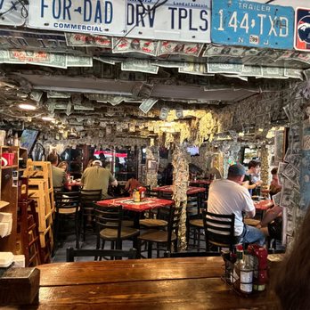 Siesta Key Oyster Bar - It's such a great day everyone is outside enjoying the sunshine - Seafood Near Me - Sarasota, Florida
