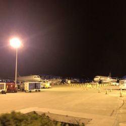 United Airlines - Planes bound for LAX and SFO