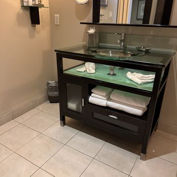 Sterling Inn and Spa - Separate vanity and huge shower - Hotels Near Me - Niagara Falls, Ontario Sterling Inn and Spa - Separate vanity and huge shower - Hotels Near Me - Niagara Falls, Ontario