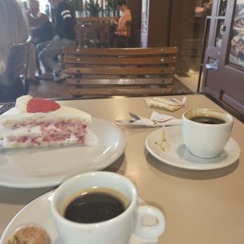 Confeitaria Kurt - Melhor torta de morango da vidaaa - Desserts Near Me - Rio de Janeiro, RJ