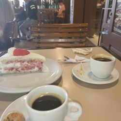 Confeitaria Kurt - Melhor torta de morango da vidaaa