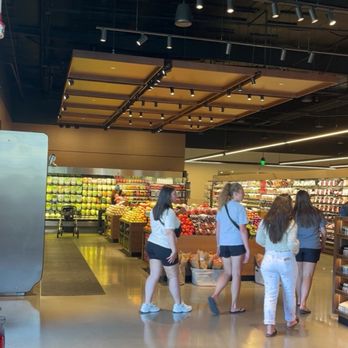 Erewhon Manhattan Beach - Grocery Near Me - Manhattan Beach, California