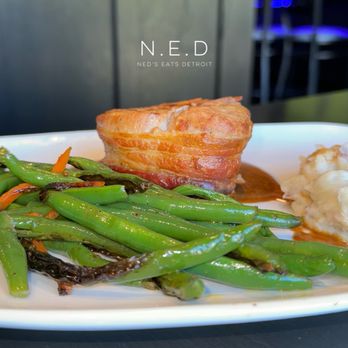Blue Goose - Bacon-Wrapped Fillet with Green Beans and Mashed Potatoes (special) - New American Near Me - St. Clair Shores, Michigan