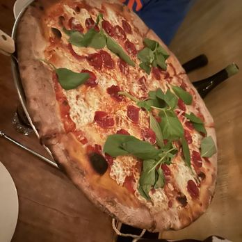 Lucali - Pizza with pepperoni and garlic - Pizza Near Me - Brooklyn, New York