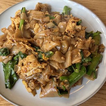 Khamdee Thai Cookhouse - Pad Phad See Ew - Thai Near Me - Beaverton, Oregon