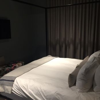 Lora - Bedroom-shades were drawn- lots of light when open - Hotels Near Me - Stillwater, Minnesota