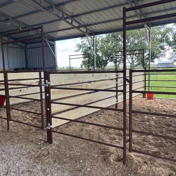 13 Points Farm - Horse Boarding Near Me - Hamshire, Texas