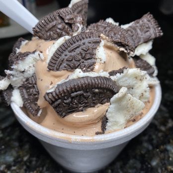Hewlett Station Yogurt - Reese's froyo with Oreos - Ice Cream & Frozen Yogurt Near Me - Hewlett, New York