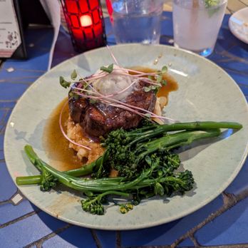 Robins Restaurant - Steak and broccollini - New American Near Me - Cambria, California