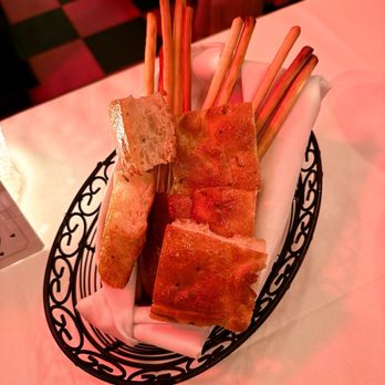 Sammie’s - Complimentary bread basket with focaccia and breadsticks - Italian Near Me - Austin, Texas