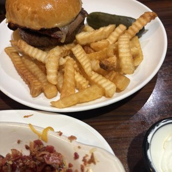 Emerald Restaurant - Burger - Breakfast & Brunch Near Me - Verona, New York