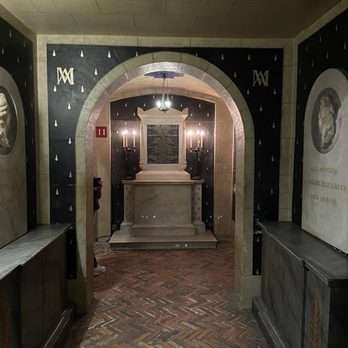 Musée de la Conciergerie - Entering Marie Antoinette's cell which is now a shrine - Museums Near Me - Paris, 75 Musée de la Conciergerie - Entering Marie Antoinette's cell which is now a shrine - Museums Near Me - Paris, 75