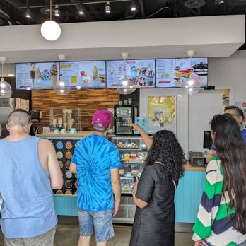La Diperie - It's packed. - Ice Cream & Frozen Yogurt Near Me - Etobicoke, Ontario