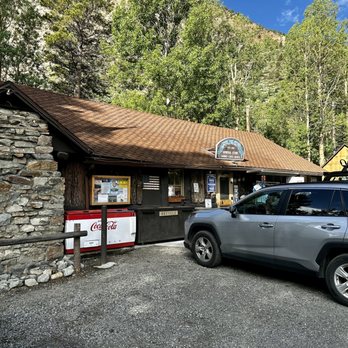 Silver Lake Resort Cafe - The front of Silver Lake Resort - Cafes Near Me - June Lake, California