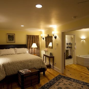 Monticello Appellation Wine Tours - Arcand Junior Suite with private bath, whirlpool tub and private deck - Wine Tours Near Me - Charlottesville, Virginia Monticello Appellation Wine Tours - Arcand Junior Suite with private bath, whirlpool tub and private deck - Wine Tours Near Me - Charlottesville, Virginia