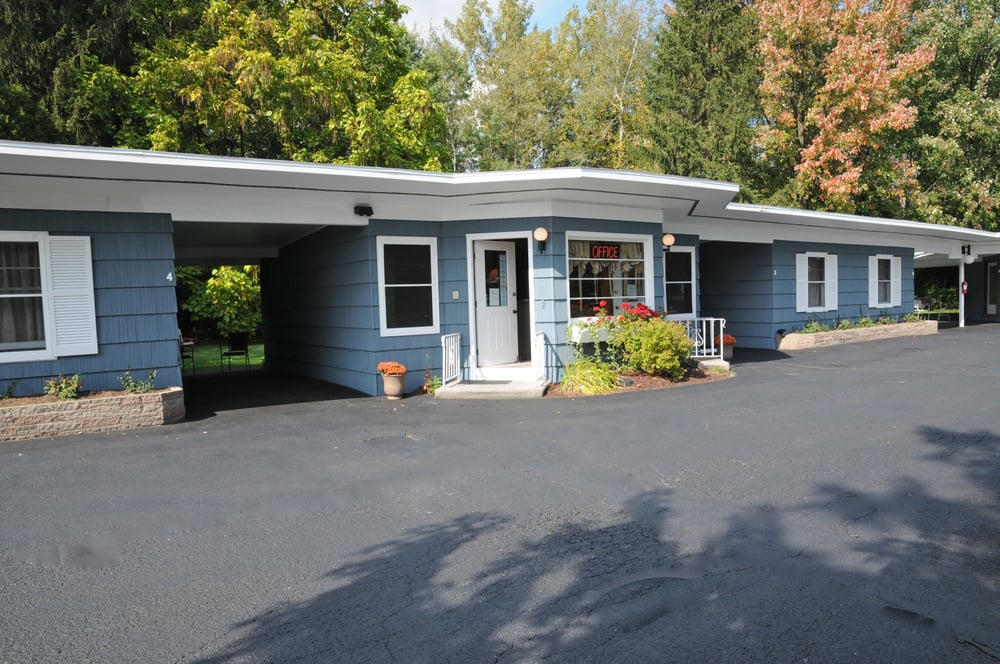 WHISPERING WINDS MOTEL Updated October 2024 4223 E Genesee Street