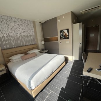 Kimpton Hotel Wilshire - King bed and flat screen TV - Hotels Near Me - Los Angeles, California Kimpton Hotel Wilshire - King bed and flat screen TV - Hotels Near Me - Los Angeles, California