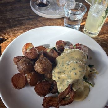 Almond & Oak - Eggs Benedict with bacon - New American Near Me - Oakland, California Almond & Oak - Eggs Benedict with bacon - New American Near Me - Oakland, California
