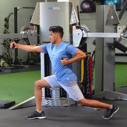 Hooleeo Fit - Coach Julio demonstrating a push-pull technique