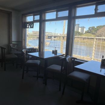 Grumblefish Bagels - Seating area with river view - Bagels Near Me - Lincoln City, Oregon