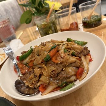 Ari's Thai Eatery - Drunken Noodles - Thai Near Me - Azusa, California